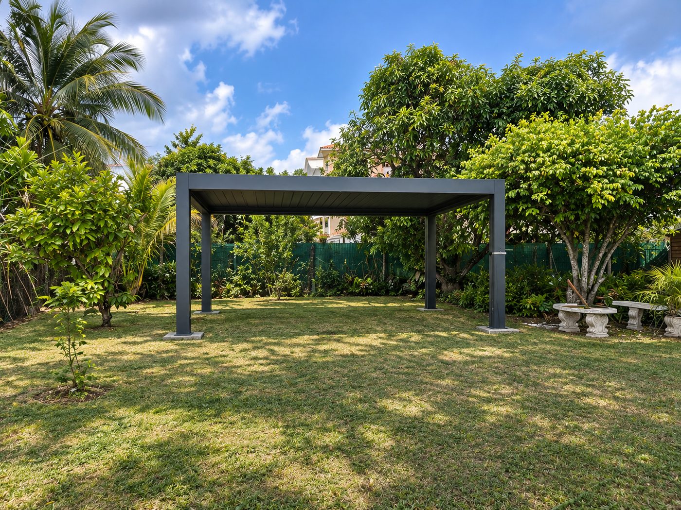 Pergola GR9700 installée, vue d'ensemble dans un jardin en Guadeloupe