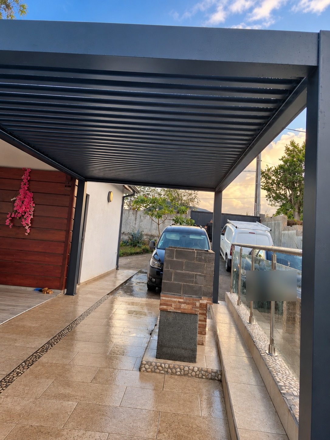 Pergola GR9700 autoportante terminée, vue de jour depuis la terrasse, chez un second client en Guadeloupe