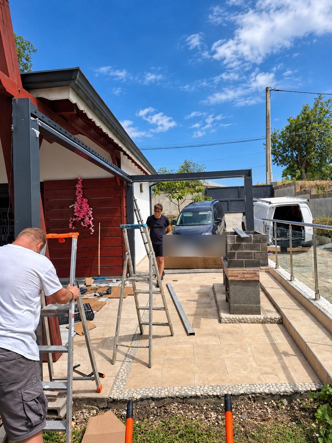 Installation d'une pergola GR9700 en cours, structure aluminium autoportante, chantier chez un client en Guadeloupe
